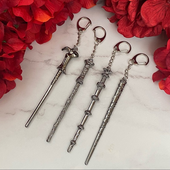 Harry Potter Hogwarts Magic Wand Keychain Charm - Picture 2 of 16